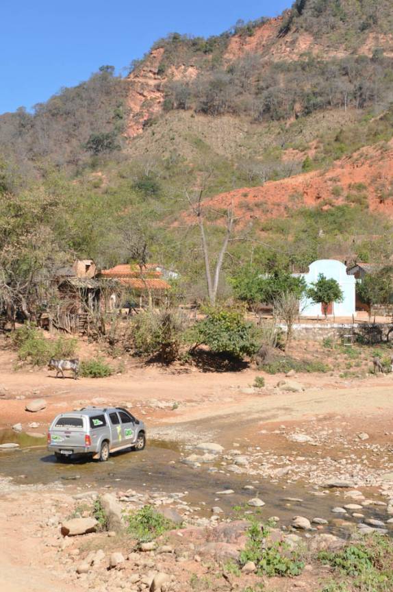 Atravessando pequeno riacho ao lado de vilarejo, na estrada que liga Monteagudo à Sucre - Bolívia